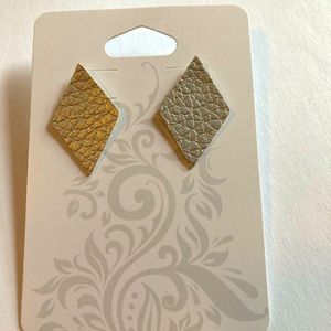 Silver diamond shaped earrings